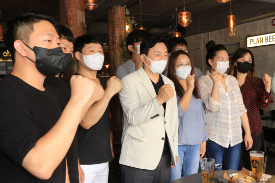 국민의힘 대선주자인 원희룡(왼쪽에서 네번째) 전 제주지사가 29일 서울 서초구 소재 P 호프집에서 전국호프연합회 및 청년자영업자들과 호프미팅을 갖고 기념촬영을 하고 있다.원희룡 캠프 제공